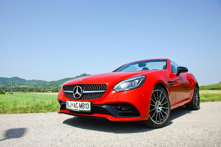 Mercedesov SL je kot prvi ponujal možnost nadgradnje infotainmenta na daljavo. | Foto: Vinko Kernc