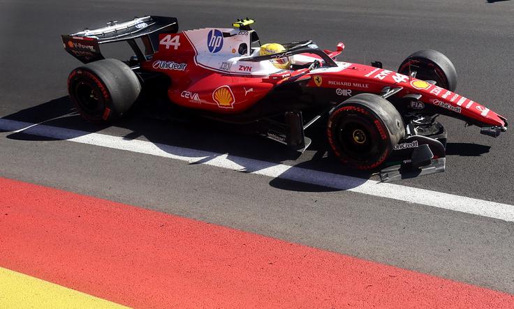 Lewis Hamilton je kljub nasprotovanju dirkaškega inženirja vozil naprej s polomljenim prednjim krilcem. | Foto: Reuters