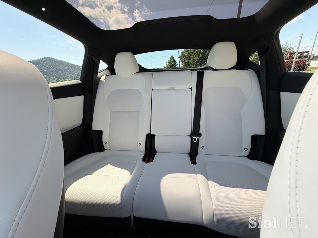 Tesla model Y 7 sedežev