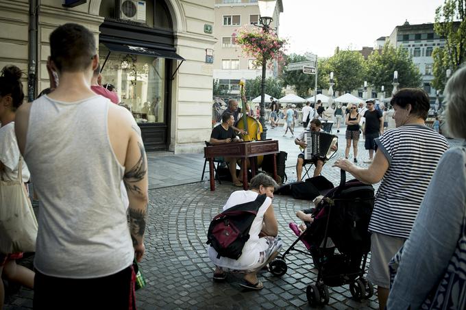 Pri MOL menijo, da ulični umetniki s kakovostnimi nastopi oživljajo mesto. | Foto: Ana Kovač