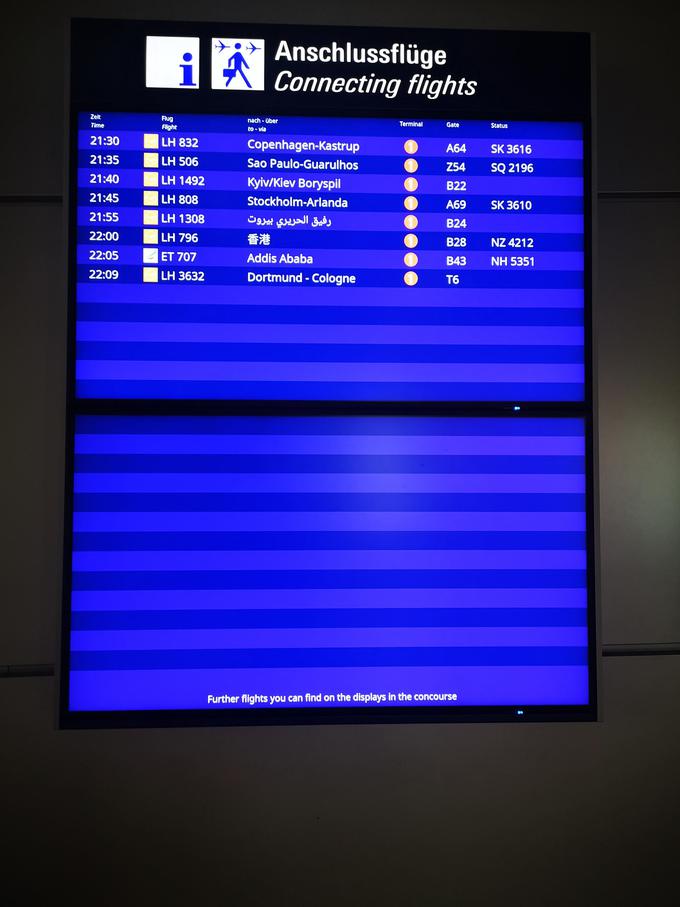 Zaslon z izpisanimi povezovalnimi leti je celo v Frankfurtu neobičajno prazen. | Foto: Gregor Pavšič
