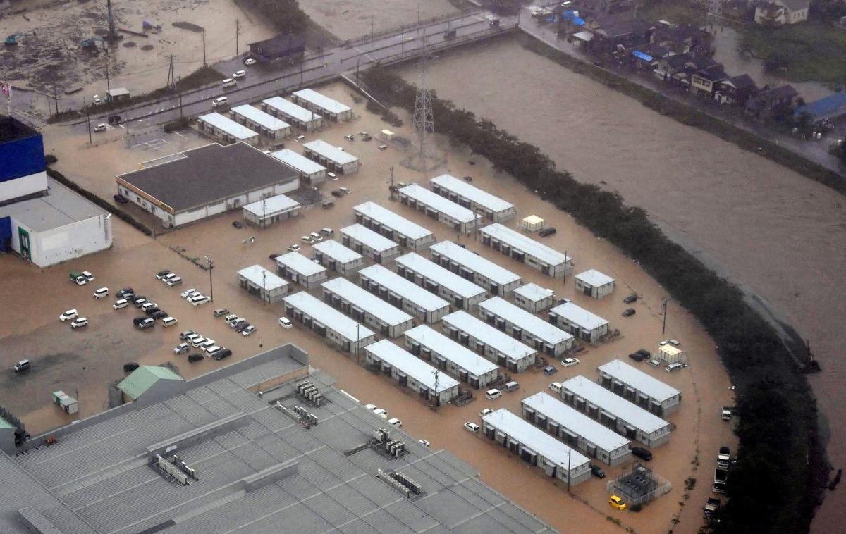 Japonska potres in poplave | V poplavah in zemeljskih plazovih je po dosedanjih podatkih umrlo šest ljudi.  | Foto Reuters