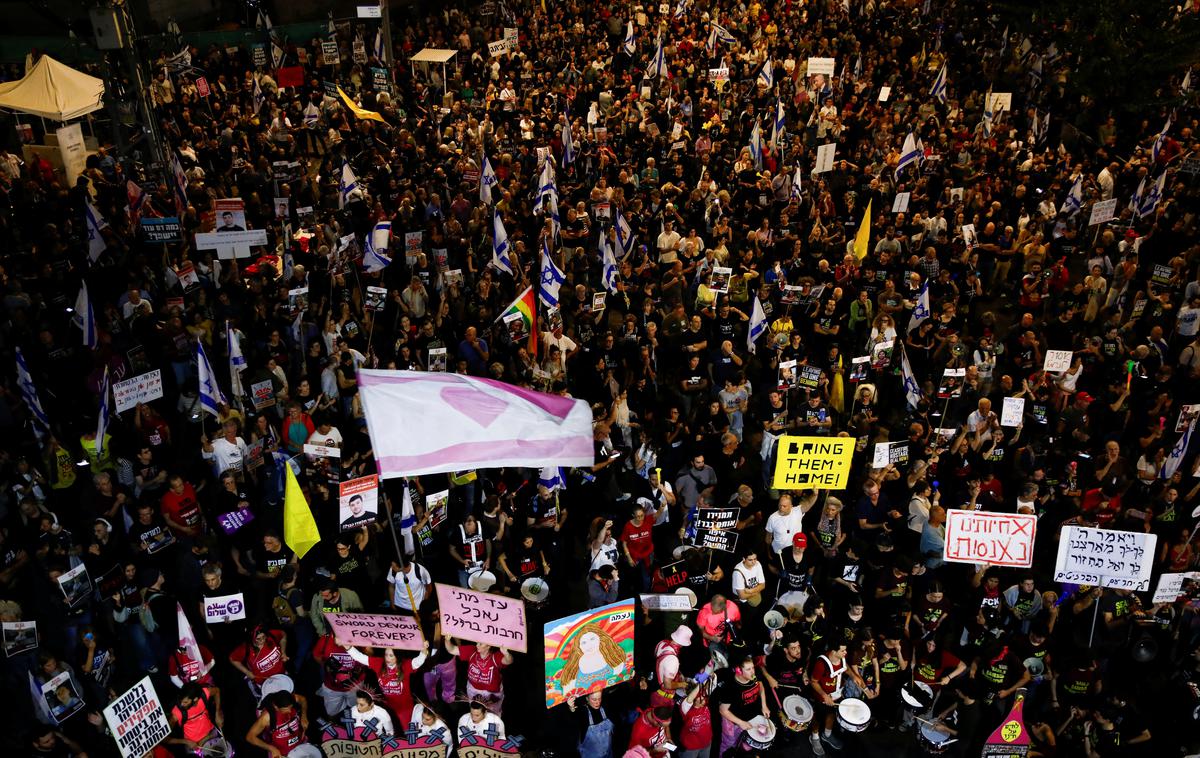 protesti, Tel Aviv | Nekateri protestniki so nosili majice z napisom Pripeljite jih domov, kar se nanaša na izraelske talce, ki jih je 7. oktobra lani med vdorom v Izrael zajelo palestinsko islamistično gibanje Hamas in so še vedno na območju Gaze. | Foto Reuters