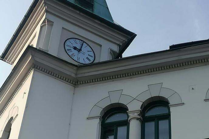 Idrija, stolpna ura |  Stolpič mestne hiše z uro. Ta se je vrnila po skoraj osmih desetletjih. | Foto Metka Rupnik/STA