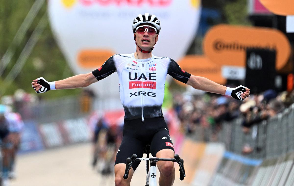 Juan Ayuso, Giro 2025 | Juan Ayuso je danes pokazal mišice in poslal opozorilo Primožu Rogliču.  | Foto Reuters