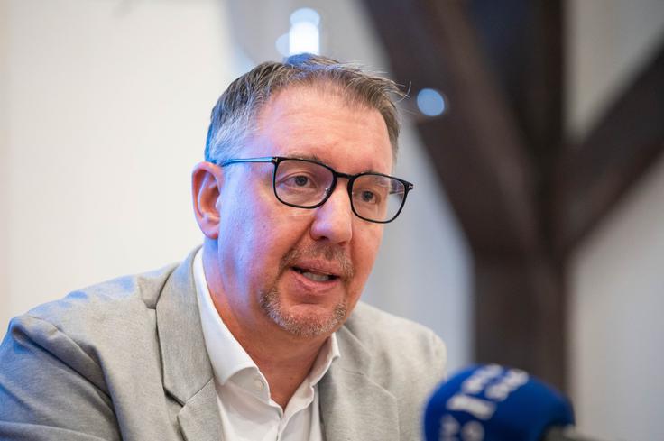 V URI Soča po besedah Klemna Grabljevca vsako leto obravnavajo od dve do pet hudih poškodb glave zaradi nesreč z e-skiroji, ki zahtevajo zdravljenje na intenzivni negi in poškodovanca zaznamujejo za vse življenje. | Foto: STA