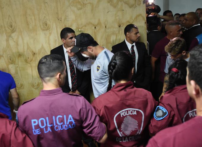Nogometaš Boce Pablo Perez se je na stadion iz bolnišnice vrnil s povitim očesom. | Foto: Getty Images
