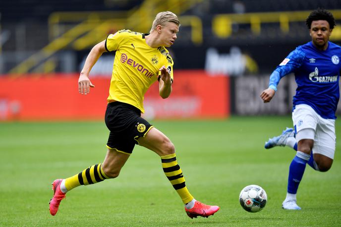 Haaland Borussia Dortmund | Erling Braut Haaland je bil na srečanju s Schalkejem deležen neokusnega žaljenja branilca gostov. | Foto Reuters