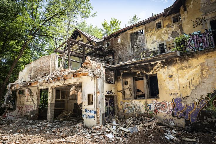 Od zaščitenega hotela Bellevue zaradi mačehovskega odnosa lastnikov ni ostalo praktično nič. | Foto: Bojan Puhek