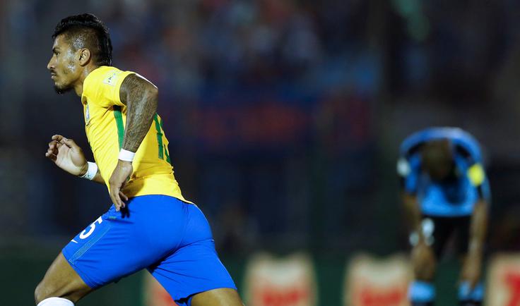 Paulinho, ki igra na Kitajskem, je bil junak Brazilije na derbiju proti Urugvaju. | Foto: Reuters