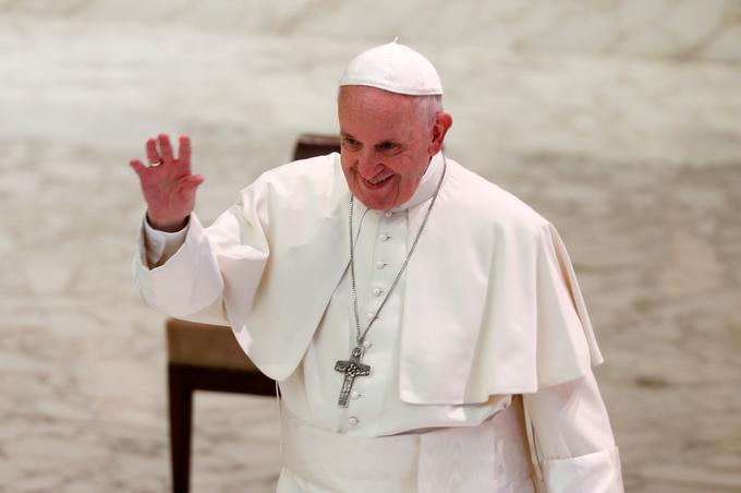 Papež Frančišek je sicer kljub starosti znan po tem, da le redko odpoveduje svoje obveznosti zaradi bolezni. | Foto: Reuters