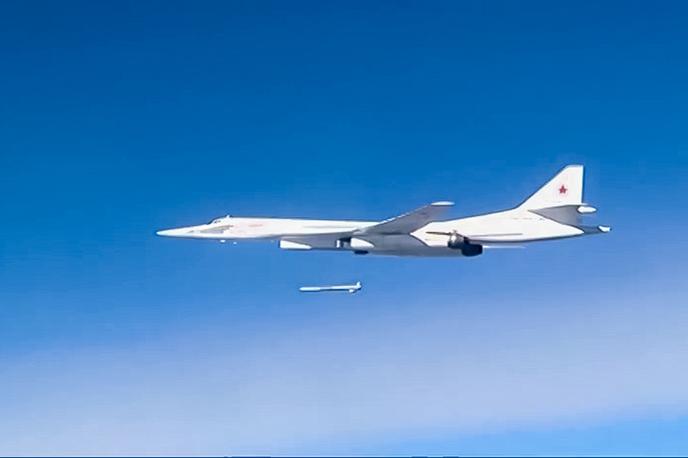 Ruski strateški bombnik Tu-160 | V ruskih načrtih napadov na cilje na Japonskem in v Južni Koreji imajo ključno vlogo ruski strateški bombniki Tu-160, oboroženi z manevrirnimi izstrelki Kh-101. Na fotografiji: Tu-160 v Siriji izstreljuje manevrirni izstrelek Kh-555. | Foto Guliverimage