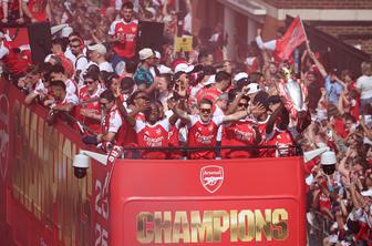 Dan po porazu v finalu lige prvakov šampionska parada za Arsenal #video