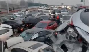 Huda nesreča na poledeneli avtocesti, trčilo več kot sto vozil #video