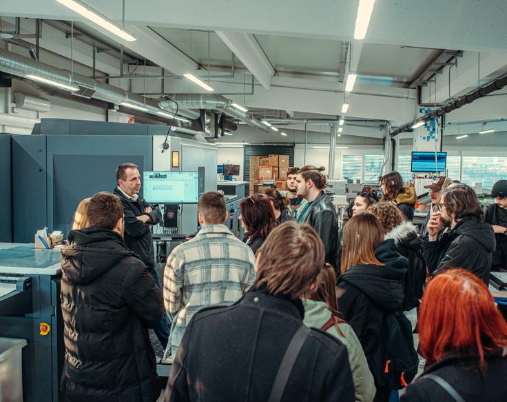 Bodoči grafični oblikovalci na obisku tiskarne | Foto: ACADEMIA D.O.O.