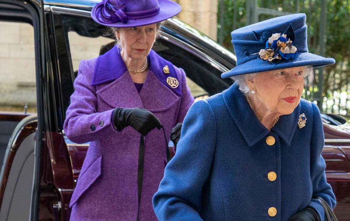Kraljica Elizabeta | Vse to še posebej bode v oči, ker je kraljica Elizabeta II. znana po svoji delavnosti, vestnem izpolnjevanju vseh zadolžitev in za svoja leta dobri formi. Celo po smrti moža, princa Filipa, aprila letos je bil njen koledar delovnih obveznosti že po nekaj tednih znova povsem zapolnjen. | Foto Reuters