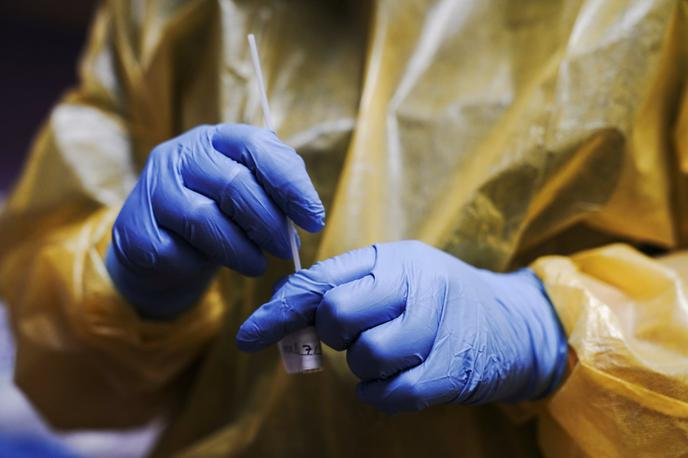 Koronavirus, Covid-19, zaščitna oprema, obrazni ščit, test | Foto Reuters