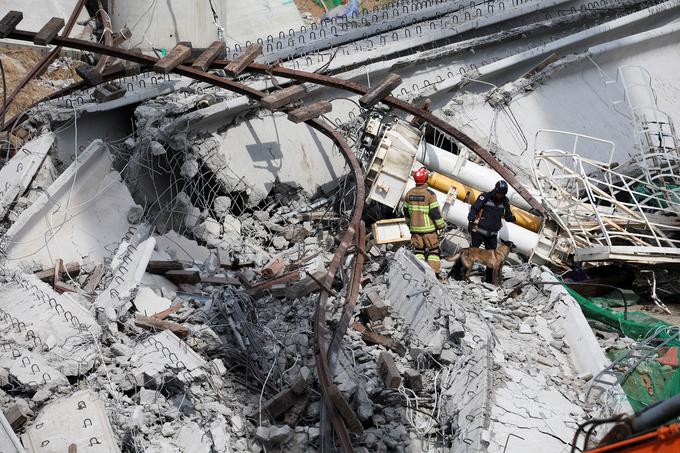 Nesreča se je zgodila na gradbišču avtoceste približno 80 kilometrov južno od Seula. | Foto: Reuters