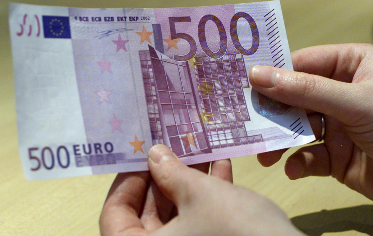 500 evrov | Po prenehanju njihovega izdajanja bodo sicer bankovci za 500 evrov ohranili status zakonitega plačilnega sredstva in jih bo še naprej mogoče uporabljati. Bankovci bodo tako ohranili svojo vrednost in jih bo v Banki Slovenije mogoče zamenjati neomejeno dolgo. | Foto Reuters