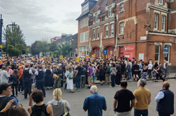 Napetost v Angliji narašča: protestniki prihajajo na trg. Zaskrbljen tudi kralj Charles.