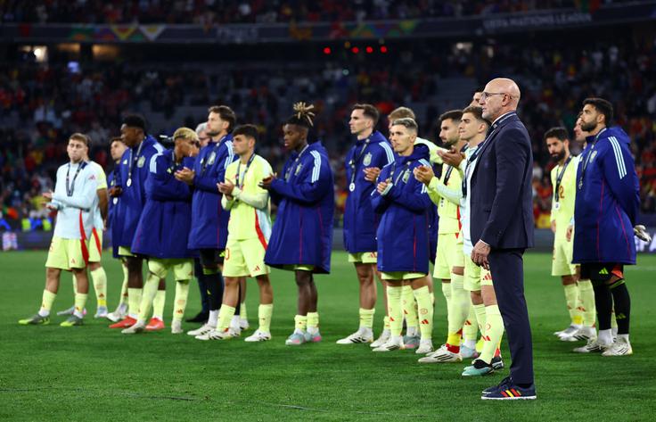 Španski selektor Luis de la Fuente je na začetku novinarske konference po finalu lige narodov izrekel sožalje družini preminulega navijača. | Foto: Reuters