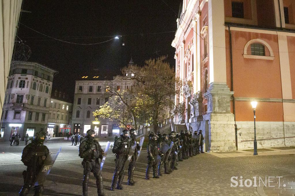 Nasilni protesti v Ljubljani, 5. november 2020. Ivan Gale vodni top