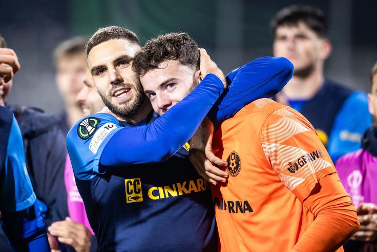 Danijel Šturm je objela enega od junakov celjske zmage vratarja Žan-Luka Lebana. | Foto: Jure Banfi