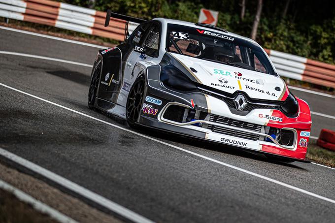 Matej Grudnik (renault clio) je glede na razmere nekoliko presenetljivo dobil dirko v razvrstitvi državnega prvenstva.  | Foto: WRC Croatia