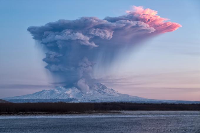 Šiveluč velja za enega najbolj aktivnih ognjenikov na svetu. To je fotografija iz leta 2017. | Foto: Shutterstock