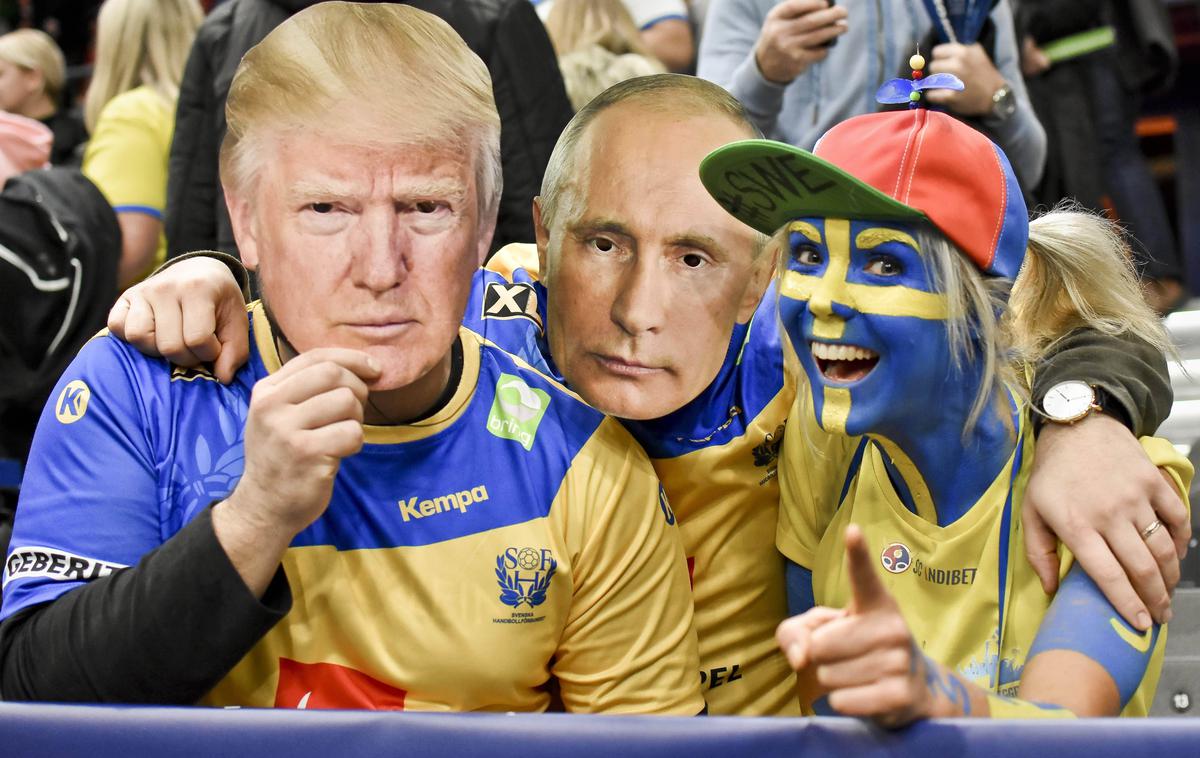 Donald Trump in Vladimir Putin | V globalnih razmerjih moči so tudi največje evropske države posamično šibke v primerjavi s supersilama, kot so ZDA ali vzpenjajoča se Kitajska. Na fotografiji: švedski navijači z maskami Trumpa in Putina. | Foto Guliverimage