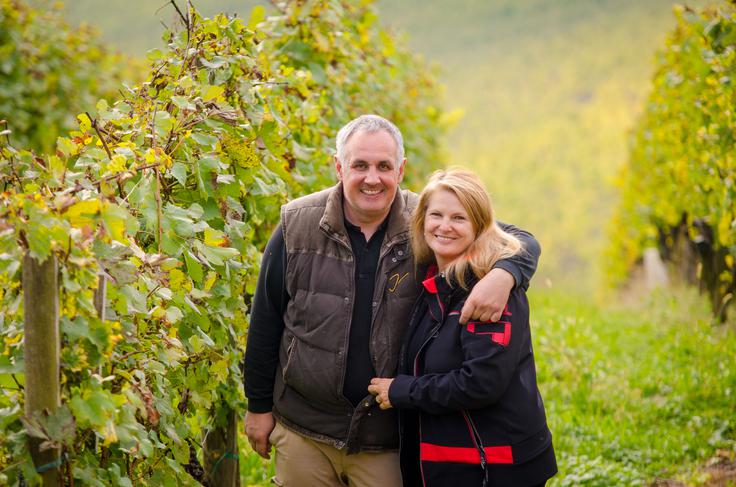 Lidija Kupljen z možem Samom v družinskih vinogradih v Prlekiji | Foto: Matjaž Vertuš