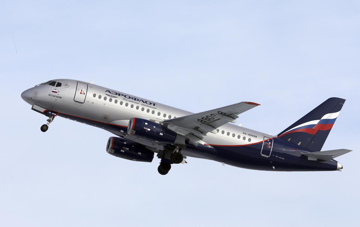 Aeroflot airbus | Zahodne države so uvedle embargo na izvoz letalskih rezervnih delov v Rusijo, a je Putinova oblast našla način, kako se izogniti embargu in še najprej uvažati rezervne dele za letala. Ruske letalske družbe imajo v svojih flotah zahodne airbuse in boeinge. Tudi letala domače proizvodnje, kot je suhoj SSJ-100 (na fotografiji), imajo zahodne sestavne dele. | Foto Guliverimage