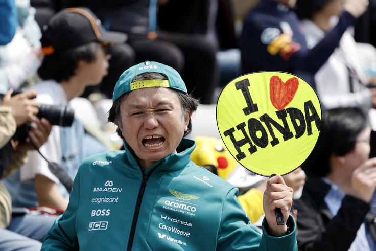 Hondini navijači z Aston Martinovo ekipo nimajo posebnega razloga za veselje, je pa Fernando Alonso vsaj pripeljal v cilj. | Foto: Reuters