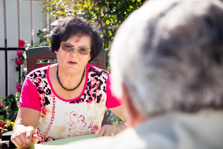 Sonja Mirtič iz društva Zveze borcev opozori, da je plošča s posvetilom spomenika v Vratih leta 1993 izginila. Niso je izsledili, so jo pa nadomestili z novo, ki so jo prav tako izdelali v Železarni Jesenice. Takrat so obnovili tudi klin.  | Foto: Žiga Zupan/Sportida