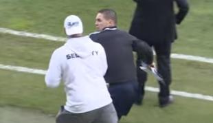 Sodnika med tekmo tako pijana, da sta komaj stala (video)