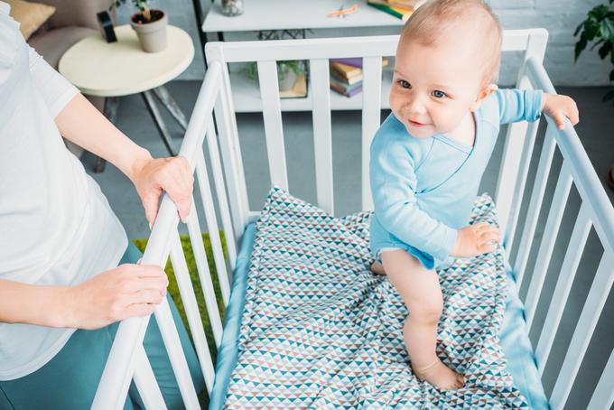 "Tudi dojenčki lahko padejo iz otroške posteljice, saj nas otrokov razvoj velikokrat preseneti."  | Foto: Getty Images