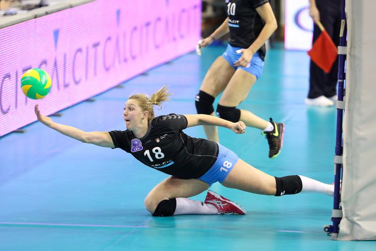 Calcit Volleyball iz slovenske prestolnice je klub, ki mu pomaga že dobro leto. V teh dneh se s soigralkami pripravlja na finale državnega prvenstva proti Mariboru. Ljubljansko-mariborsko rivalstvo, predvsem v nogometu, ji je dobro znano. | Foto: Morgan Kristan / Sportida