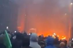 Razjarjena množica na ulice: mladoletna Romuna osumljena posilstva najstnice #video