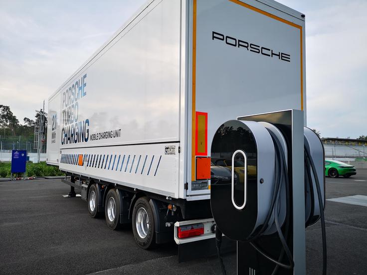 Masa celotnega baterijskega paketa znaša 32 ton.  | Foto: Gregor Pavšič