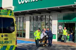 V terorističnem napadu na Novi Zelandiji šest ranjenih, napadalca ustrelili
