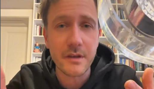 Klemen Slakonja sledil zgledu nekdanjega evrovizijskega zmagovalca