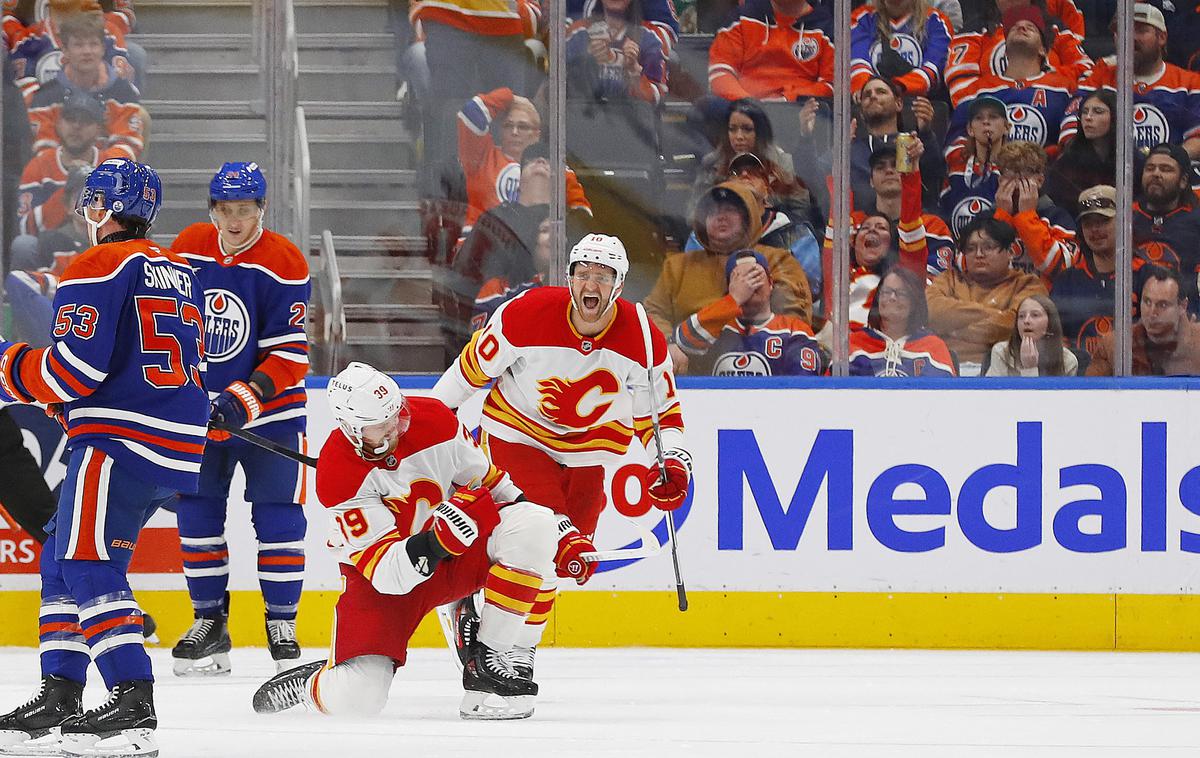 Calgary Edmonton | Podprvaki lige NHL Edmonton Oilers so v novo sezono vstopili s tremi porazi. V bitki za Alberto jih je premagal Calgary. | Foto Reuters