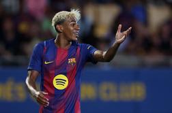 Najstniški zvezdnik Barcelone pokazal sedem let starejše dekle