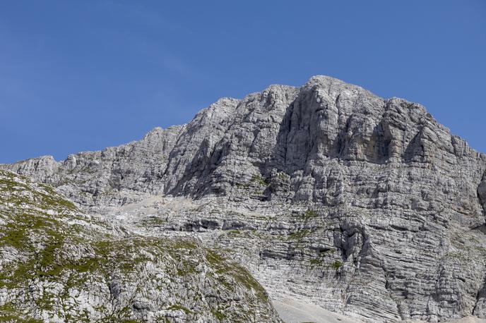 pohod na Bovški Gamsovec | Bovški Gamsovec (2.392 metrov) se dviga nad Kriškimi podi. | Foto Matej Podgoršek