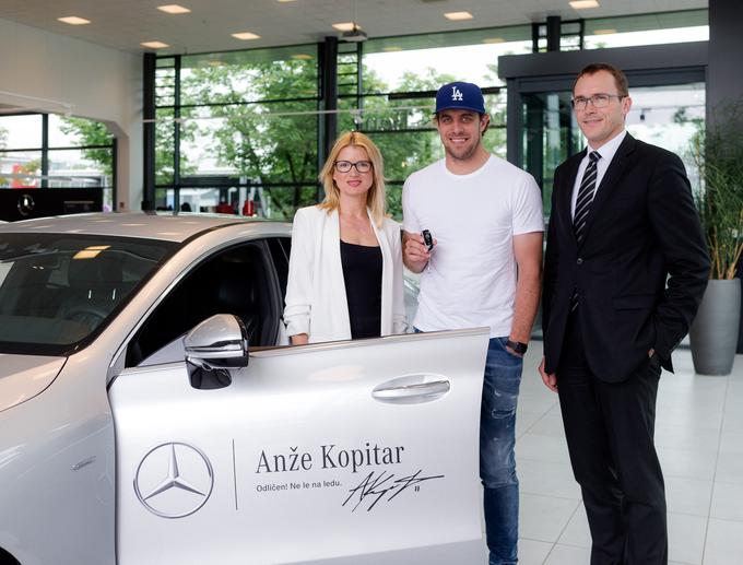 Anže Kopitar ob predaji avtomobila. | Foto: Mercedes-Benz