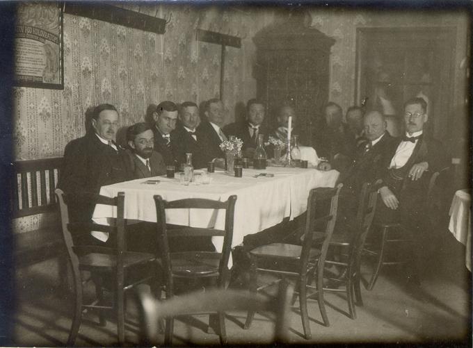 Družba penatov v gostilni Pri kolovratu po odkritju spominske plošče Andreju Smoletu, leta 1926 (Vir: NUK). | Foto: 