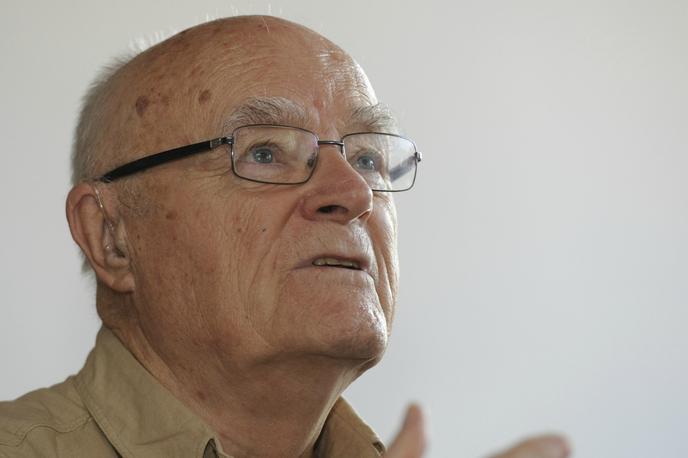 Mile Korun | Kljub očitkom tradicionalistov, da ga pri njegovih režijah, še zlasti Cankarja, vodi huliganski okus, kot je zapisal kritik Josip Vidmar, in da njegovo Puhujšanje ni nič manj kot pljunek na avtorja, je Korunu uspelo gledališče osvoboditi trdega oklepa literature.  | Foto STA