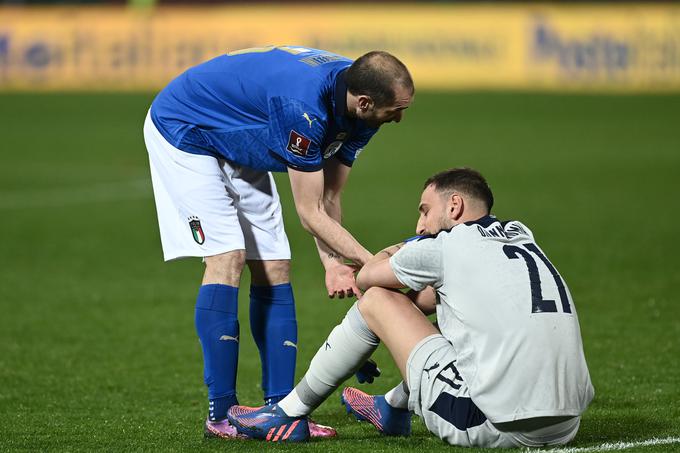 Chiellini je tolažil italijanskega vratarja Gianluigija Donnarumo.  | Foto: Guliverimage/Vladimir Fedorenko
