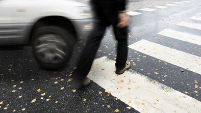 81-letni pešec umrl po trku z avtomobilom