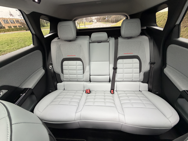 Zadnja klop ponuja veliko prostora za potnike. | Foto: Gregor Pavšič